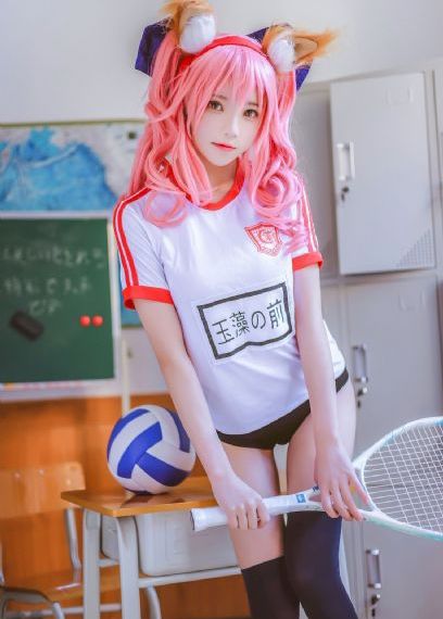 装上了丰满乳房的男人